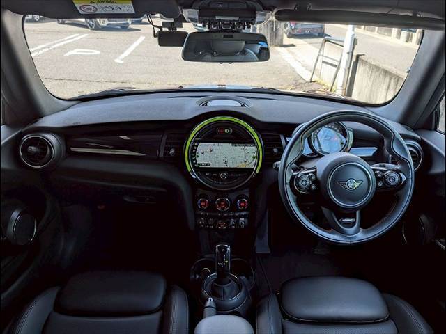MINIならではのコックピット！！高級感があり、かつシンプルなデザインが飽きがこないとご好評いただいております。スイッチ一つ一つにも「こだわり」とセンスを感じます。