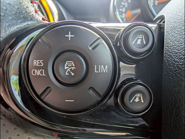 アクティブ・　クルーズ・コントロールが装備されております！希望速度を設定しておくと、車両は自動的にその速度を保ち、前方車両が近い場合、許容される範囲で前方車両の速度に自動的に調節！