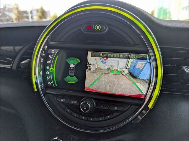 バックカメラ装備。後方確認に役立ち、楽々駐車やバックをしていただけます。