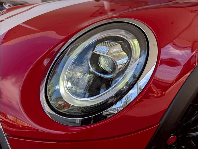 先進のLEDヘッドライトを装備。視認性と明るさが向上しより、安全運転をお楽しみいただけます。