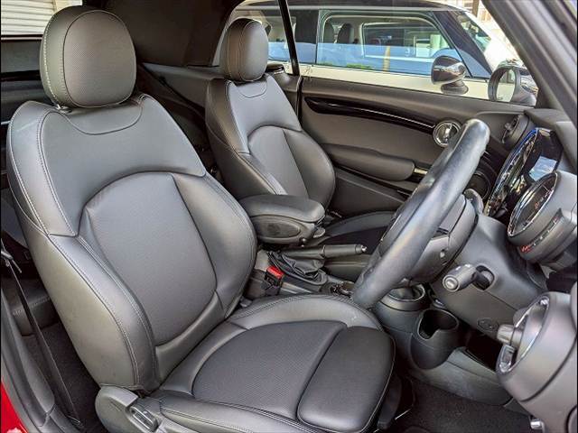 車内もキレイで嫌な臭いもありません！ご納車後の臭いが付きにくくなる「空気触媒コーティング」もご用意しております。愛車を大切に乗って頂く、お子様がいらっしゃるお客様にご好評いただいております。
