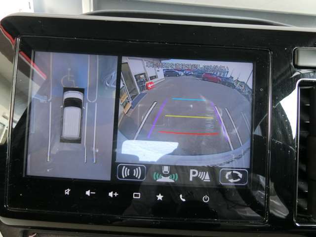 クルマを空から見たような映像が映る、アラウンドビューモニターで、車両周辺の安全確認も一目できます！小さなお子様や障害物も確認できるので、運転のしやすさだけではなく事故防止にも役立ちます♪