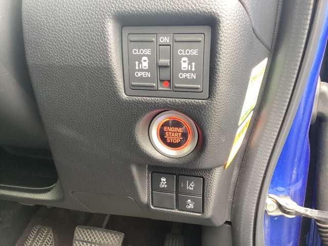 両側電動スライドドア装備！運転席よりボタン一つで開閉可能でございます。