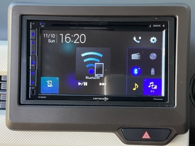 ディスプレイオーディオです。CDはもちろんBluetoothでお好きな音楽お楽しみいただけます。
