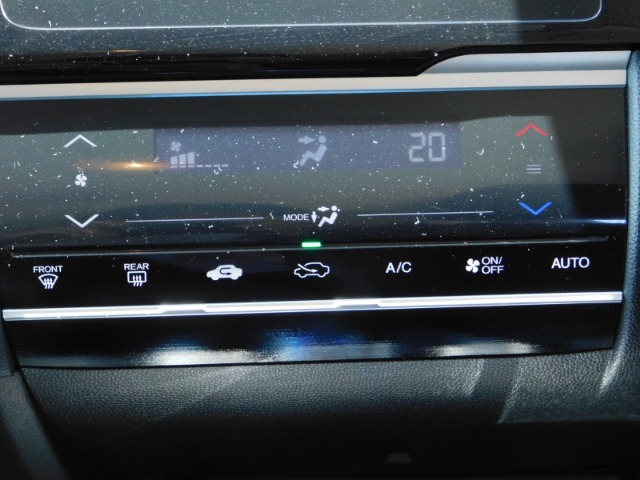 エアコンの操作パネルはタッチパネル式です。オート機能が付いておりますので、車内はいつも快適です！