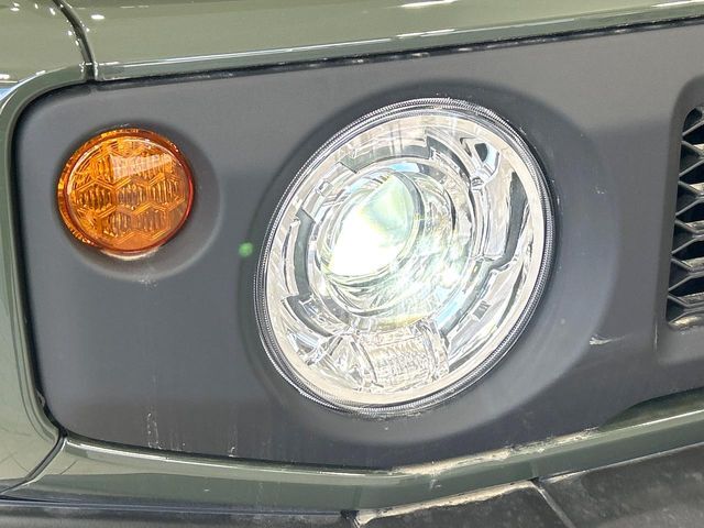 【LEDヘッドライト】悪天候や夜間走行時も良好な視界を確保し安心して運転できる高輝度LEDヘッドライトを装備！点灯速度が早く、消費電力も抑えられています。