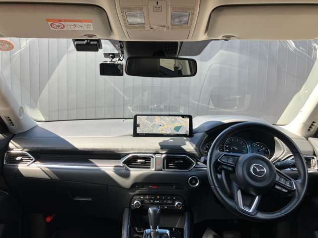 フロントピラーの位置を従来よりも後方にレイアウト。運転席からの視界の広がりを向上。車両の周囲の状況を、いち早く知ることで、安全に運行できます。
