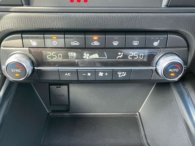 車内快適オートエアコン。ダイヤル式で操作性も良好です