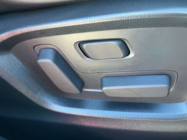 【10Wayパワーシート】　細かい角度調節が可能な、電動シートです。シートポジションの記憶機能つきで便利。