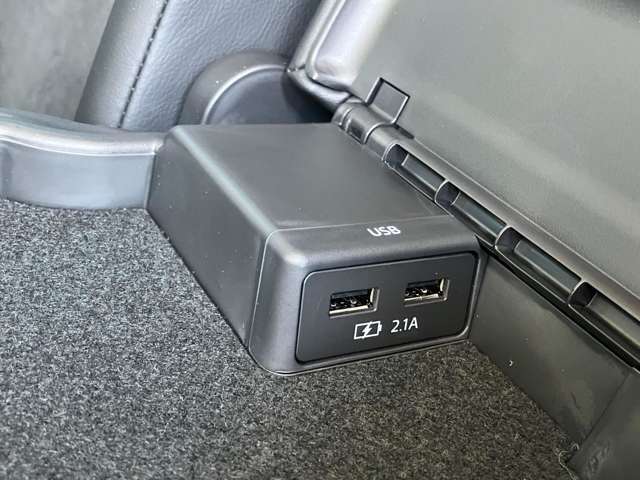 後席のアームレストには、スマホの充電に便利なUSBポートが2つございます。