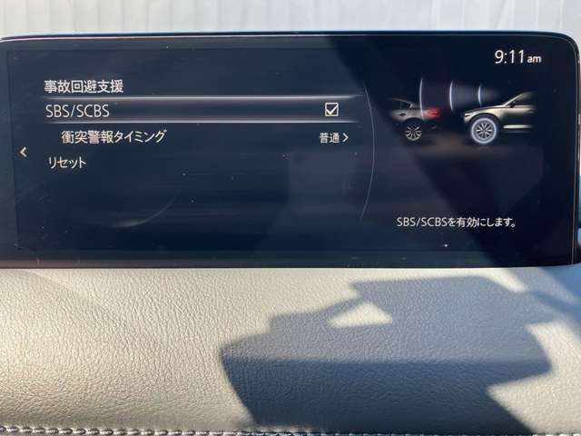 【スマート・ブレーキ・サポート】　高精度で検知できるミリ派レーダーで先行車を捕捉。0km/h以上で走行中に、車間距離の変化に応じて警報。基準値を超えた場合に、段階的にブレーキを作動します。