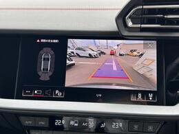 ●リアビューカメラ『入車経路を算出し、ガイドラインと補助線をディスプレイに表示します。同時にバンパーに内蔵のセンサーが障害物を感知し音で注意を促します。後方の死角も安心していただけます。』