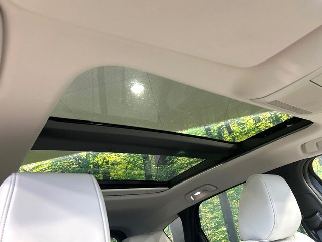 【大型サンルーフ】車内の解放感が一気に上がる大型のパノラマルーフ！季節を問わず開放的で快適なドライブをお楽しみいただけます。流通量も少なく希少価値の高い人気の装備です♪