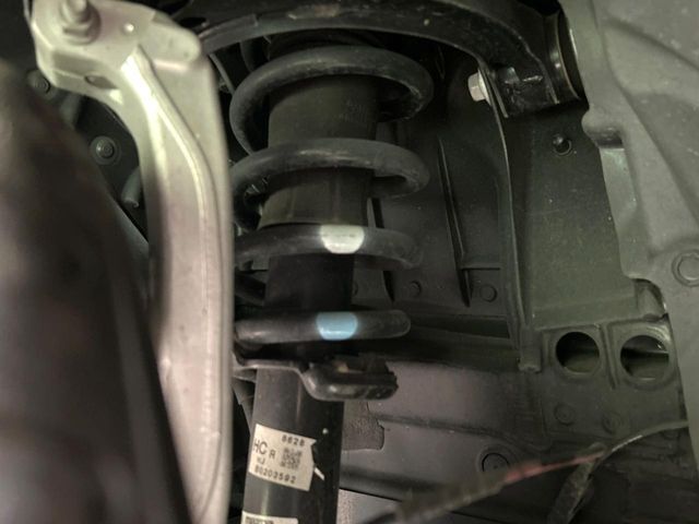 お車を安心してお乗りいただく為には、足回りの定期点検が欠かせません。サービスサポート（有償保証）では無料点検もご提供しており、安心のカーライフをお過ごしいただけるサポート体制が整っています。