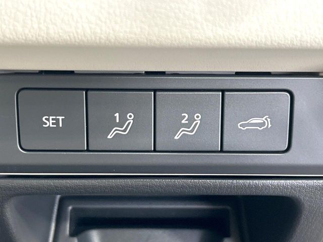 【パワーバックドア】スマートキーや運転席のボタンを押すだけでリアゲートが自動で開閉します！荷物を持っている時や、高い位置にあるバックドアを閉める際に便利な機能です♪