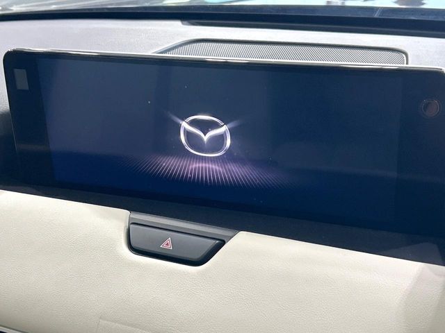【12.3インチマツダコネクト】車内の雰囲気にマッチした大型ディスプレイ。スマホ接続でのナビ使用やBluetooth再生等、様々な機能が楽しめます。直感的なダイヤル操作が可能で、使い勝手も良好です。