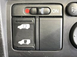 【パワースライドドア】スマートキーや運転席のスイッチでスライドドアの開閉が可能♪電動だから力を入れてドアを開ける必要が無く、小さいお子様でも、重い荷物を持っている時もラクに開け閉めできます♪