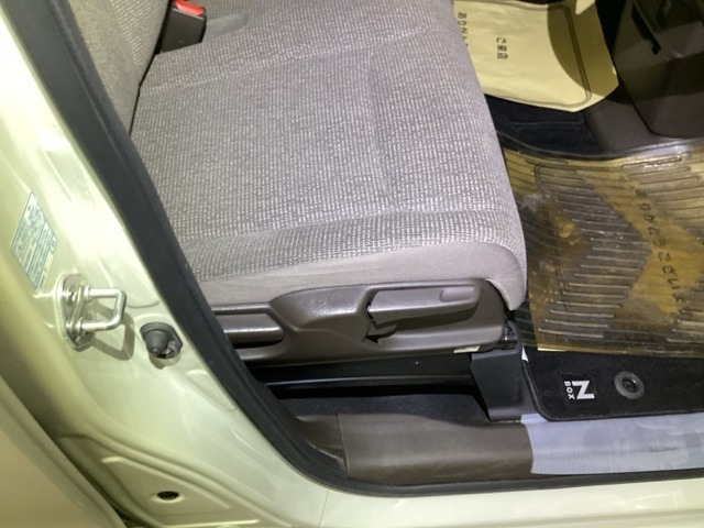 手動のレバーを使って、シートの高さや背もたれの角度を変えることができます。