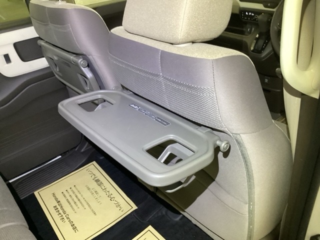 前席背面には格納式のテーブルを装備。