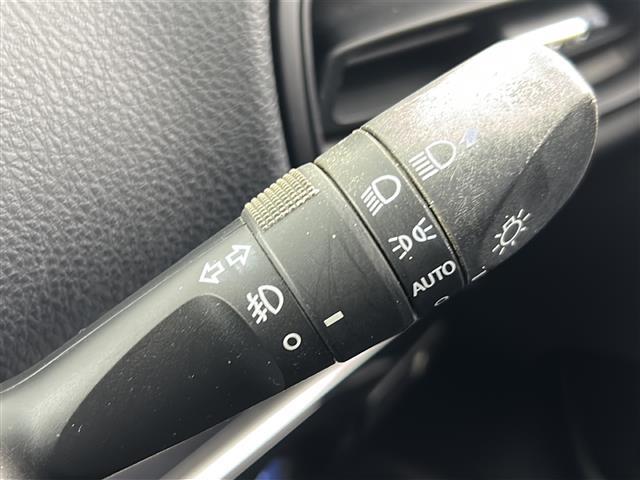 【オートライト（AUTO）】外の明るさをシステムが感知して、自動でヘッドライトが点灯します！ヘッドライトをつけ忘れを防ぐ便利機能です。