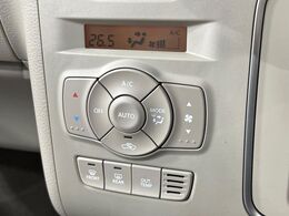 【オートエアコン】一度お好みの温度に設定すれば、車内の温度を検知し風量や温度を自動で調整。暑い…寒い…と何度もスイッチ操作をする必要はありません。快適な車内空間には必須の機能ですね♪