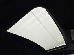 【ムーンルーフ】開放感たっぷりの希少装備、ムーンルーフが装着されています！車内に明かりを取り入れたり景色を楽しむ以外にも、車内の空気も簡単に換気できて快適です！