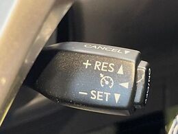 【クルーズコントロール】高速道路もラクラク走行。アクセルを離しても一定速度で走行ができ、長距離運転時の負担を軽減！加速・減速も簡単なスイッチ操作で調整できます。