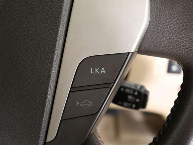 【LKA/レーンキーピングアシスト】高速道路等の運転時に道路白線（黄線）をカメラで認識し、電動パワーステアリングを制御することで、車線に沿った走行がしやすいように、ハンドル操作をサポートします！
