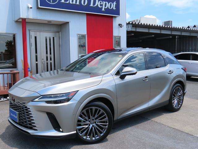 高級セダンの乗り心地と快適性を兼ね備え、「高級クロスオーバーSUV」という新たなジャンルを開拓した先駆的モデルのRX。R4年11月に次世代を目指す走りやデザインを追求し全面刷新を行い5代目となった。