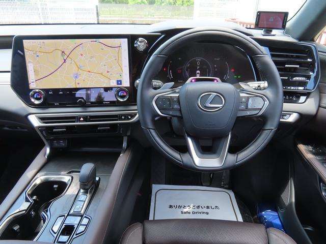 TazunaConceptを基に運転を楽しむ為の空間素性も向上させた。Aピラーを後方へ引いた事で視界を上方左右に2度ずつ拡大。またフードとインパネの合わせをスッキリさせる事で運転に集中する事が可能です
