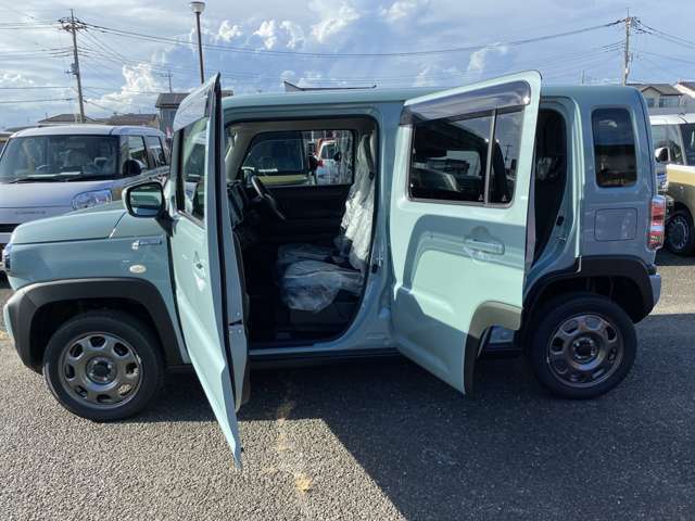 ☆当店商品の特徴☆　登録がされているお車で走行距離は10キロほどで誰も乗っていない車です！展示車はキズが付いてしまう場合もあるので直接ご確認くださいませ。