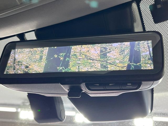【デジタルインナーミラー】後席の大きな荷物や同乗者で後方が確認しづらい時でも安心！カメラが撮影した車両後方の映像をルームミラー内に表示。クリアな視界で状況の確認が可能です！
