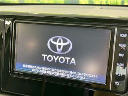 【純正ナビ】人気の純正ナビを装備しております。ナビの使いやすさはもちろん、オーディオ機能も充実！キャンプや旅行はもちろん、通勤や買い物など普段のドライブも楽しくなるはず♪