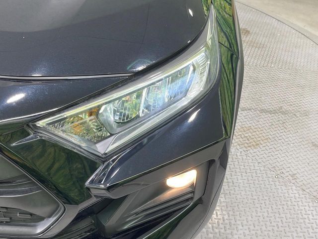 【LEDヘッドライト】悪天候や夜間走行時も良好な視界を確保し安心して運転できる高輝度LEDヘッドライトを装備！点灯速度が早く、消費電力も抑えられています。