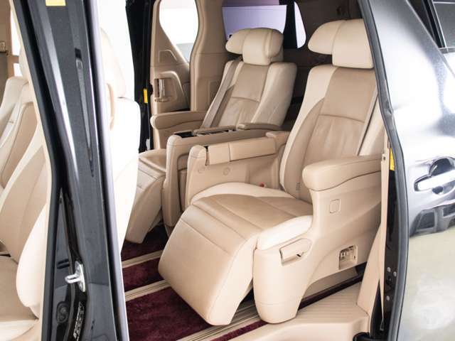 エグゼクティブシートパッケージではセカンドシートは個別シートになっています。左右に肘置きがあり、フィット感がとてもあり、車が左右に曲がるときでも身体が揺られることが少ないです。