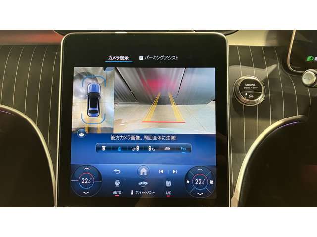 ウィンカー内蔵ドアミラーを開発したのは『メルセデス・ベンツ』です。他車からの視認性が高まり、事故の可能性を低減させています。更に、点灯部分はドライバーの視界に入らないように設計されています。