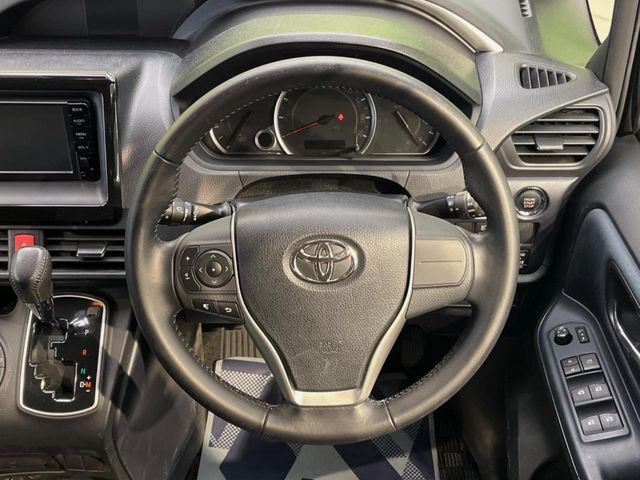 【純正革巻きステアリング】上質な革を使用することで、手にしっかり馴染みとても運転しやすいハンドルです♪