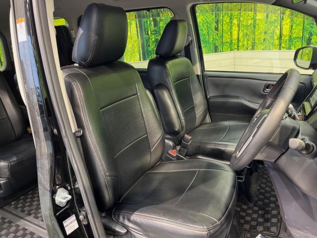 運転席まわりには十分なスペースがあり、大柄な方でもゆったり運転していただける環境です。