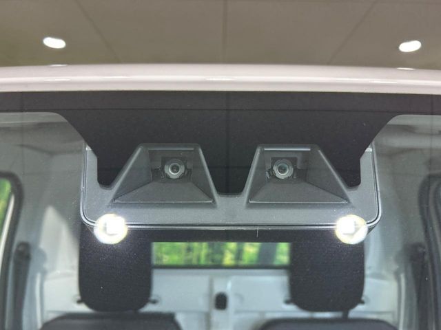 【スマートアシスト】走行中に前方の車両等を認識し、衝突しそうな時は警報とブレーキで衝突回避と被害軽減をアシスト。より安全にドライブをお楽しみいただけます。