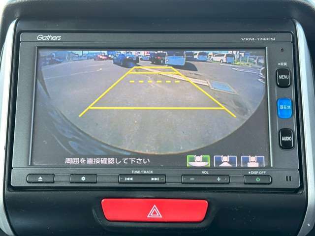 駐車時に大活躍のバックモニター！駐車が不安な方でもどこでも安心して運転するために必須の装備です♪【バックカメラ付き中古車】
