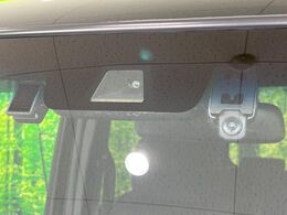 【ホンダセンシング】走行中に前方の車両等を認識し、衝突しそうな時は警報とブレーキで衝突回避と被害軽減をアシスト。より安全にドライブをお楽しみいただけます。