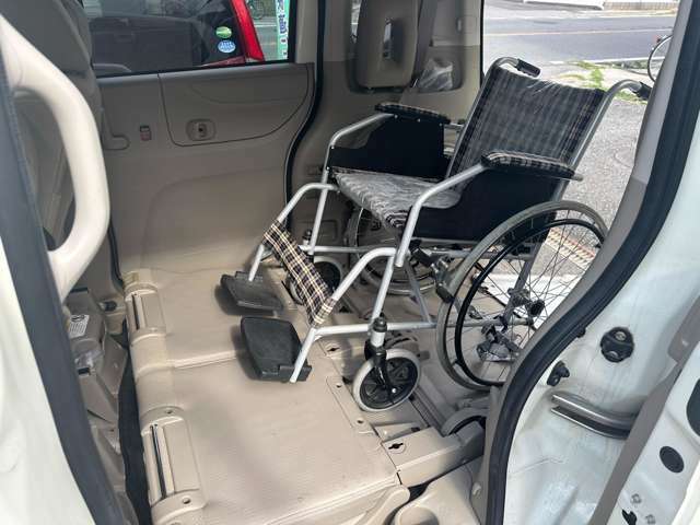 車いす乗員にさらなる安心感を与える装備の数々！車いす固定用のウインチベルトや、3点式シートベルトの採用で、乗員にさらなる安心を。