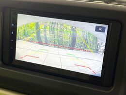 【バックカメラ】駐車時に後方がリアルタイム映像で確認できます。大型商業施設や立体駐車場での駐車時や、夜間のバック時に大活躍！運転スキルに関わらず、今や必須となった装備のひとつです！