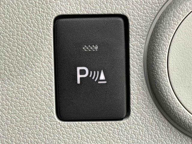 車の四隅にセンサーを施し死角になりやすい左右前後方向の障害物を感知することで、縦列駐車や車庫入れをサポートするコーナーセンサーが付いてます