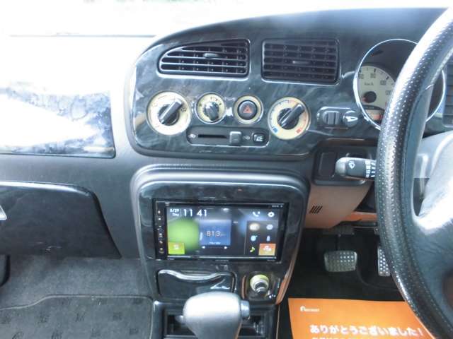 ピアノブラック調デザインのインパネで車内統一されています♪
