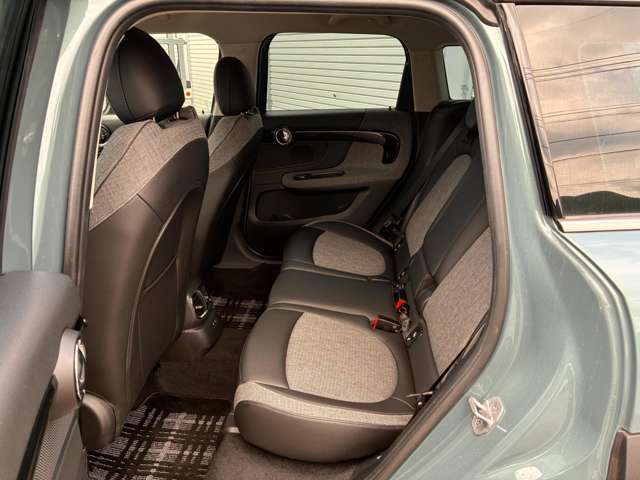 後部座席も広々と利用いただけます。