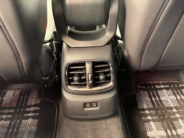 リアにもエアコン吹き出し口があります