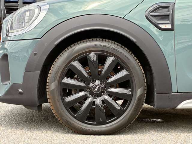 オプションの18インチホイールです。