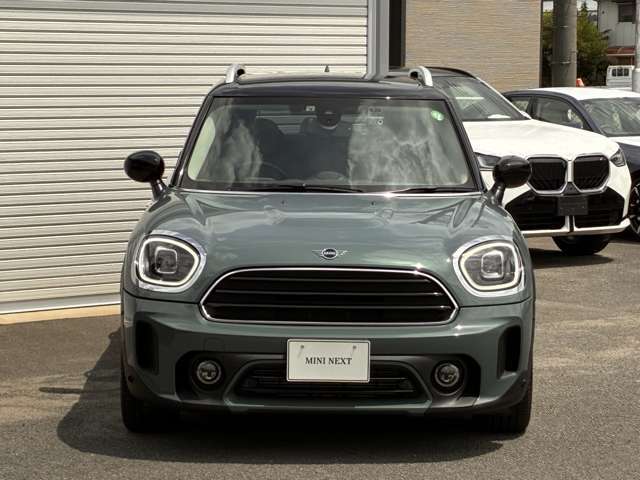 フロントマスクはどこからみてもMINIとわかるスタイルです