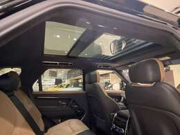 標準装備の【スライド式パノラミックグラスルーフ】　広大な面積を誇るサンルーフです。前側はアウタースライド式で開閉可能です。　ティンテッドガラス製、電動のサンブラインド付きです。